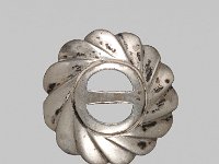 Ame Met 5  Ame Met 5, Chile, Mapuche (Araukaner), 19. Jahrhundert, Sporenschnalle, Silber, vermutlich Legierung, Dm ca. 3,1 cm : Museumsfoto: Claus Cordes, Bestandskatalog Ethnologie